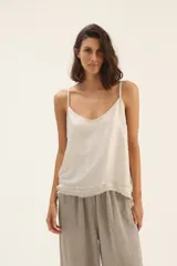 Musculosa color blanco con breteles finos y ruedo desflecado.