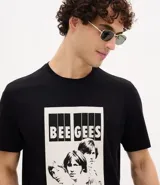Remera negra de algodón con estampado frontal en blanco y negro de la banda Bee Gees.