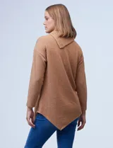 Buzo azul en tejido soft de la marca Ruby Rd. Tiene cuello volcado con aplique de botones y terminación de ruedo asimétrico.