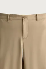Pantalón regular fit de hombre color negro, confeccionado en tejido técnico ligero con cintura elástica, bolsillos frontales, bolsillos traseros de vivo y cierre frontal con cremallera y botón.