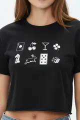 Remera cropped de algodón negra con cuello a la base, mangas cortas y estampado frontal de cerezas con la palabra "HELLO".