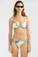 Top de bikini triangular reversible con estampado floral de rayas y flores, con tiras para atar al cuello y en la espalda.