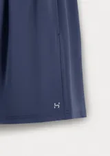 Bermuda deportiva de corte clásico, color azul, con bolsillos laterales y ajuste elástico en la cintura.