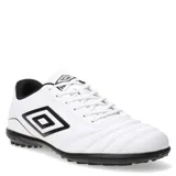 Championes de fútbol Umbro modelo Classico III TF, diseñados para césped sintético. Presentan un diseño en color blanco con detalles en negro, incluyendo el logo de la marca en el lateral, suela de goma con tapones pequeños y cierre con cordones.