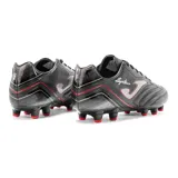 Championes de fútbol Joma Aguila 2301, color negro con detalles en plateado y rojo. Fabricados en material sintético Fibertec y nylon, con suela de caucho de doble densidad y media suela de Phylon.