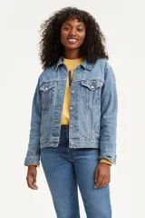 Campera de jean Levi's con corte oversize, cuello clásico, cierre frontal con botones metálicos y bolsillos con solapa en el pecho.