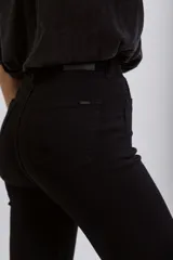 Pantalón de jean negro ajustado al cuerpo, de tiro alto y corte skinny.