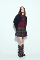 Sweater de punto color negro, con cuello redondo y diseño texturizado con ondas en relieve. Presenta mangas largas y un calce cómodo y holgado.