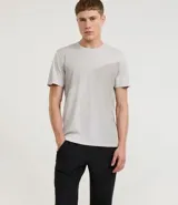 Pantalón deportivo masculino de microfibra color negro, corte recto, con cintura elástica y bolsillos con cremallera. Confeccionado en poliéster y elastano.