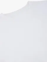 Camiseta básica de manga corta con corte relaxed, confeccionada en algodón. Diseño minimalista de cuello redondo, ideal para uso diario.