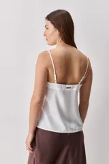 Top negro de breteles finos con escote en V y diseño minimalista, confeccionado en tela fluida y suave.
