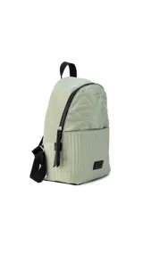 Mochila negra de tela capitoneada con bolsillo frontal amplio y asas ajustables. Incluye compartimento especial para iPad.