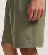 Short de baño marrón con cintura elástica con cordón de ajuste y bolsillos laterales.