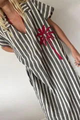 Túnica larga con cuello tipo camisa, de lino a rayas verticales verdes y blancas, con bordado azul en el frente.