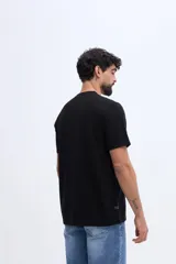 Remera de manga corta negra con textura marcada y estampa al frente con el texto "The Brooksfield Taste & Style".