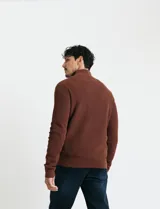 Remera de punto inglés con cierre frontal parcial y cuello alto, confeccionada en algodón con puños y cuello en punto canalé.