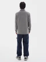 Chomba de manga larga en algodón con efecto lavado, cuello polo clásico con cartera de botones y estampados gráficos en el pecho.