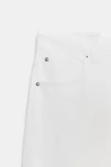 Jeans de mujer color beige claro, tiro medio, estilo balloon baggy con pierna ancha y largo completo. Presenta costuras visibles y un lavado que le da un aspecto desgastado.