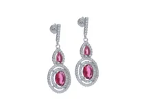 Aros colgantes de plata 925 con cristal fucsia en forma de lágrima y circonias blancas.