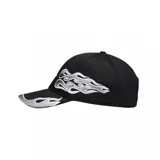 Gorra Nike modelo Club con diseño de llamas bordadas en los laterales y la visera. Presenta el logo de la marca bordado en el frente y cierre ajustable en la parte posterior.