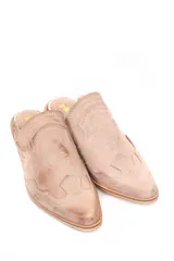 Zueco de cuero negro con diseño de estilo western, con costuras decorativas en el empeine, punta redondeada y taco cuadrado bajo.