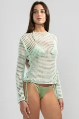 Sweater de tejido calado color celeste, de manga larga y con cuello bote.