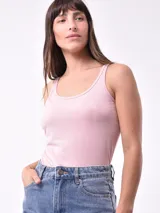 Musculosa ajustada de tirantes anchos, color verde claro o celeste pálido, con escote redondo.