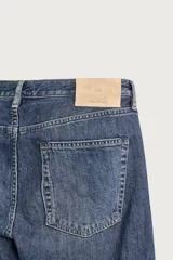 Jeans regular fit de corte recto confeccionados en denim de algodón, con efecto lavado, cinco bolsillos y cierre frontal con cremallera y botón.