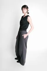 Musculosa negra con cuello drapeado y corte holgado.