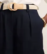 Short azul marino de cintura alta con cinturón de rafia y bolsillos laterales.