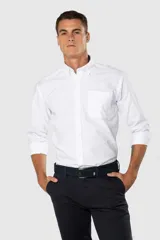 Camisa lisa de tejido oxford en color blanco, de manga larga, con cuello abotonado y bolsillo aplicado en el pecho.