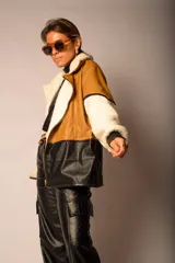 Campera marrón con mangas de corderito color crema y parte inferior de cuero sintético negro con textura de cocodrilo.