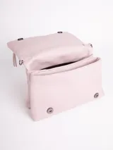 Cartera bandolera color lila de cuero sintético texturizado, con dos compartimentos con cierre imantado y un bolsillo externo con solapa y tachas. Incluye correa desmontable y regulable.