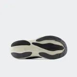 Championes de running New Balance Fresh Foam X 1080, color negro con detalles en gris oscuro. Presentan una capellada de malla jacquard transpirable y una entresuela gruesa de espuma Fresh Foam X en color crema con textura ondulada, y suela de goma negra.