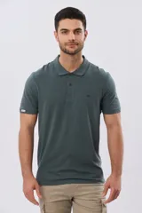 Remera polo de manga corta en color azul melange, con cuello camisero, cierre frontal de dos botones y pequeño bordado en el pecho.