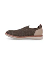 Zapato tipo slip on Hush Puppies modelo Apolo, confeccionado en tejido de poliéster color gris con refuerzo de gamuza en el talón y detalle de tirador rojo. Cuenta con suela de EVA Comfort Flex.