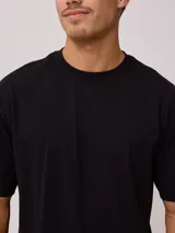 Remera verde agua lisa de corte holgado y mangas cortas.