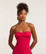 Blusa corsetada color fucsia, con escote strapless, confeccionada en bengalina con viscosa certificada, recortes delanteros y cierre en la espalda por cierre track contrastante.