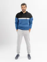 Canguro con capucha y cordones ajustables, de diseño tricolor con bloques en negro, gris y azul. Cuenta con bolsillo frontal tipo canguro y puños elásticos.