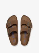 Sandalias Birkenstock modelo Arizona SFB, color marrón, confeccionadas en ante con plantilla suave y doble hebilla ajustable.