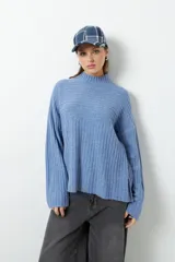 Polera celeste de tejido de punto acanalado, cuello alto y mangas largas holgadas.