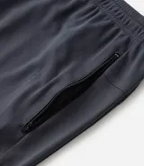 Bermuda deportiva Get Over de color azul marino, con cintura elástica ajustable mediante lazo y dos bolsillos laterales con cierre de cremallera.