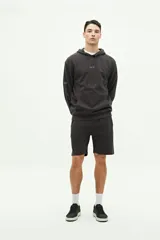 Canguro de felpa azul marino con textura, logo estampado en el pecho y capucha ajustable.