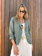 Blazer verde militar de lino con corte entallado, solapas clásicas, cierre con dos botones, bolsillos delanteros y mangas 3/4 con detalle de botón.