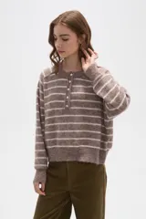 Sweater de punto a rayas horizontales en tonos marrón y blanco, con cuello redondo y cierre frontal parcial con botones. Presenta un diseño holgado de manga larga con puños y ruedo acanalados.