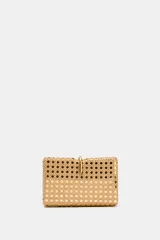 Bolso tipo clutch de formato caja rígida con cuerpo metalizado y diseño trenzado estilo cannage, con cierre de botón metálico y asa de cadena extraíble.