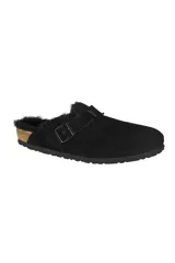 Zueco Boston de Birkenstock, color negro, con interior de piel de oveja y hebilla ajustable.