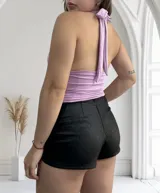 Top amarillo pálido con cuello halter y escote profundo. Se puede usar de múltiples formas.