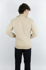 Campera beige de algodón con cierre y cuello alto.
