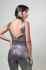 Top plateado brillante sin mangas, con cuello redondo y corte ajustado.